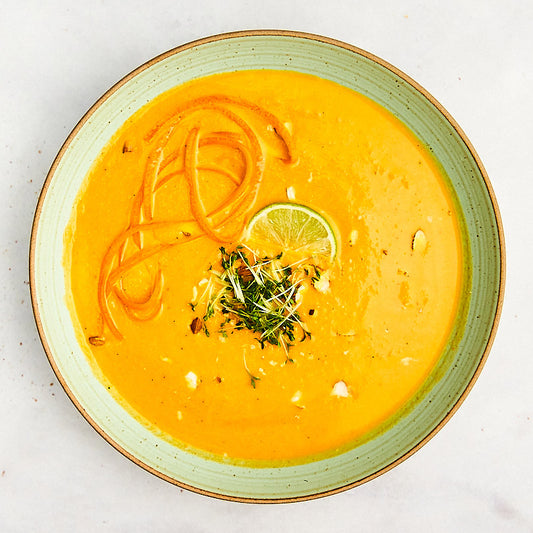 Froyda Karottensuppe in Schüssel (Serviervorschlag). Cremige Bio-Karottensuppe mit Süßkartoffeln und Ingwer. 400 ml pro Glas. Aus frischen Bio-Zutaten, 100 % pflanzlich, ohne künstliche Zusatzstoffe, zubereitet in nur drei Minuten, ungekühlt über ein Jahr haltbar, praktisch für unterwegs, im Büro und Zuhause. Laktosefrei, glutenfrei, fruktosearm, FODMAP-arm bzw. low FODMAP, ohne Zwiebeln, ohne Knoblauch. Verträgliches Essen für ein gutes Bauchgefühl.