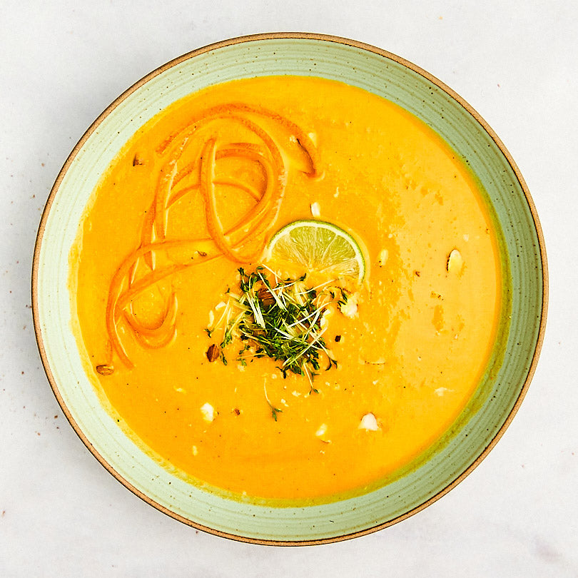 Froyda Karottensuppe in Schüssel (Serviervorschlag). Cremige Bio-Karottensuppe mit Süßkartoffeln und Ingwer. 400 ml pro Glas. Aus frischen Bio-Zutaten, 100 % pflanzlich, ohne künstliche Zusatzstoffe, zubereitet in nur drei Minuten, ungekühlt über ein Jahr haltbar, praktisch für unterwegs, im Büro und Zuhause. Laktosefrei, glutenfrei, fruktosearm, FODMAP-arm bzw. low FODMAP, ohne Zwiebeln, ohne Knoblauch. Verträgliches Essen für ein gutes Bauchgefühl.