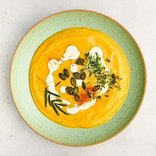 Froyda Kartoffelsuppe in Schüssel (Serviervorschlag). Cremige Bio-Kartoffelsuppe mit Rosmarin und Petersilie. Aus frischen Bio-Zutaten, 100% pflanzlich, ohne künstliche Zusatzstoffe, ohne Kristallzucker, zubereitet in nur drei Minuten, ungekühlt über ein Jahr haltbar. Laktosefrei, glutenfrei, fruktosearm, FODMAP-arm bzw. low FODMAP, ohne Zwiebeln, ohne Knoblauch. 